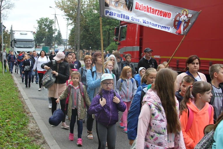 Pielgrzymka dzieci do Rostkowa