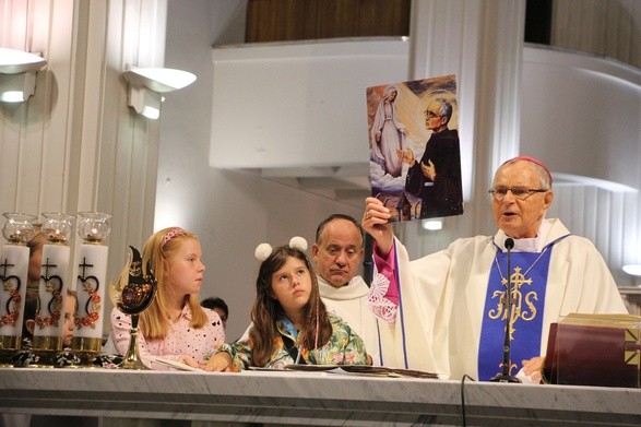 Bp Antoni Długosz głosił homilię w otoczeniu dzieci