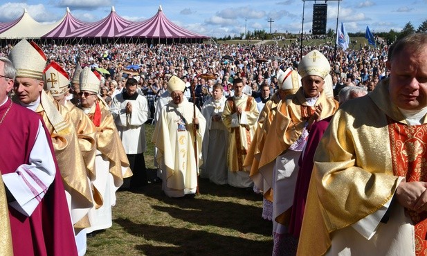 Tysiące wiernych na Mszy św. w Skrzatuszu