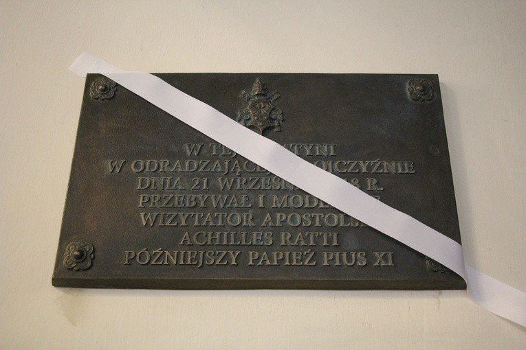 Odsłonięcie tablic upamiętniajacych wizytę Achillesa Rattiego w Łowiczu 