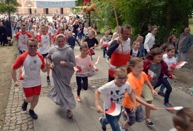 Razem z dziećmi pobiegła s. Alma. Razem z nią (z lewej) w biegu wziął udział ks. Rafał Kamiński