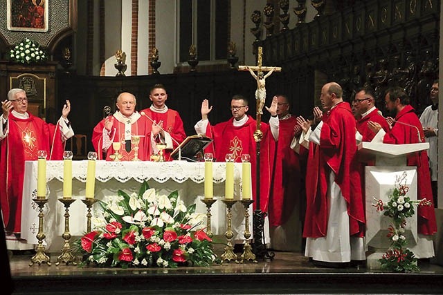 ▲	Msza dziękczynna za 95 lat „Gościa Niedzielnego” w katedrze warszawskiej.