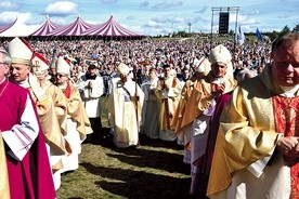 ▲	Tłumy pątników uczestniczyły 16 września we Mszy św. wieńczącej skrzatuskie spotkanie diecezjan.