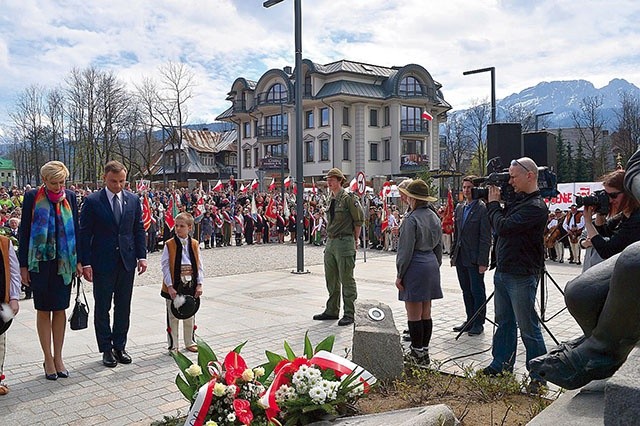 ▲	Plac Niepodległości w Zakopanem jest miejscem, gdzie świętowane są np. rocznice uchwalenia Konstytucji 3 maja. Jeszcze przed wyborami prezydenckimi brał w nich udział m.in. Andrzej Duda.
