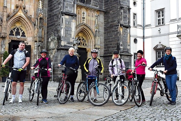 Spod katedry wyruszyło siedmiu rowerzystów, ale w drodze dogonił ich ósmy.