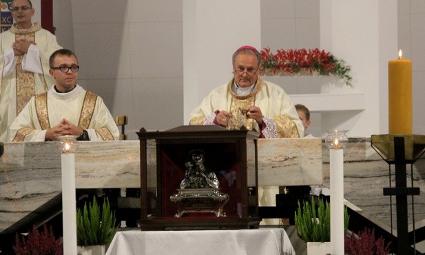 Biskup Michał Janocha odprawił Mszę św. przy relikwiach  młodego jezuity