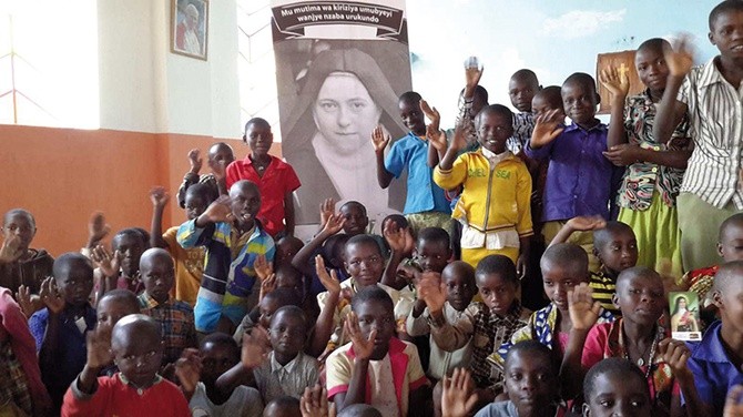 Swoją modlitwą i cierpieniem św. Teresa z Lisieux przyczyniła się do ewangelizacji Afryki.