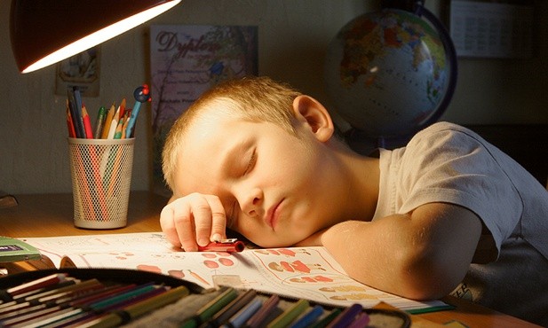Niewyspane dzieci gorzej funkcjonują w dzień.