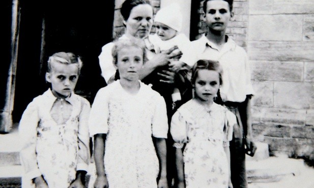 U góry rodzice z małym Stanisławem. Na dole stoją od lewej: Danuta, Maria i Kazimiera