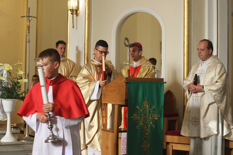 Uczniowie katolickiej szkoły w Czechowicach-Dziedzicach z nowym sztandarem