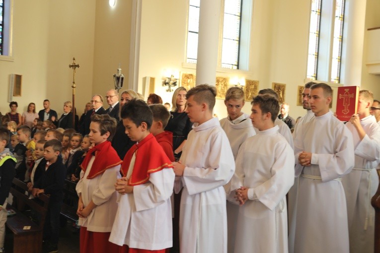 Uczniowie katolickiej szkoły w Czechowicach-Dziedzicach z nowym sztandarem