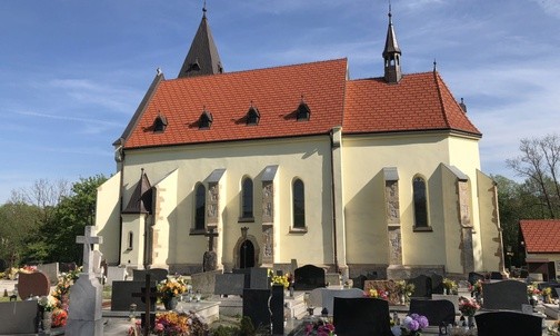 Kościół w Puńcowie - widok od strony cmentarza