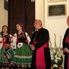 Abp Salvatore Pennacchio, bp Andrzej F. Dziuba i dziewczęta w łowickich strojach przy odsłoniętej tablicy