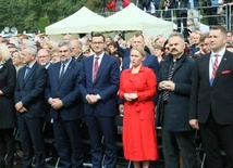 Premier Mateusz Morawiecki ze swymi współpracownikami uczestniczyli w uroczystościach w Wąwolnicy