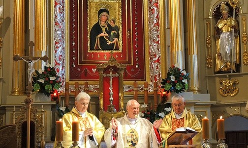 Bp Adam Dyczkowski (w środku), ks. infułat Władysław Gasidło (z lewej) i ks. Jerzy Musiałek (z prawej) w sanktuarium Matki Bożej Pocieszenia, koronowanej 30 lat temu