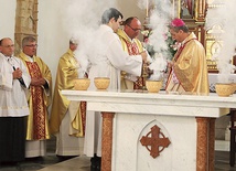 ►	Poświęcenie nowego ołtarza w puńcowskim kościele.