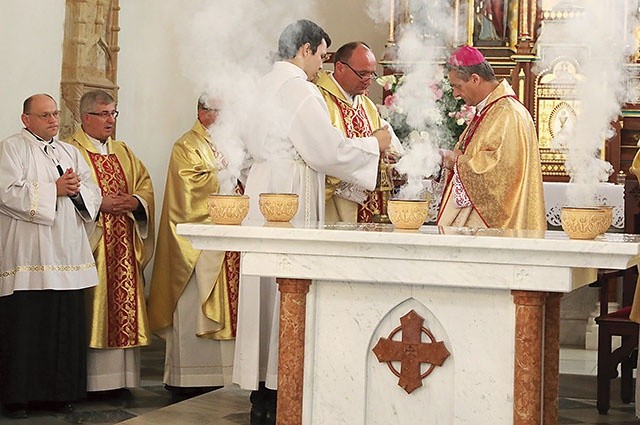 ►	Poświęcenie nowego ołtarza w puńcowskim kościele.