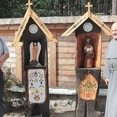 ▲	O. Jędryszek z Markiem Nowiczem, twórcą kaplic z figurami św. Jana Chrzciciela i Anioła Stróża.