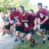 ▲	W biegowych zmaganiach wzięli udział uczniowie klas mundurowych z kilku szkół średnich.
