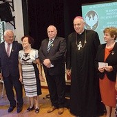 ▲	Biskup legnicki został uhonorowany wysokim odznaczeniem sybirackim.