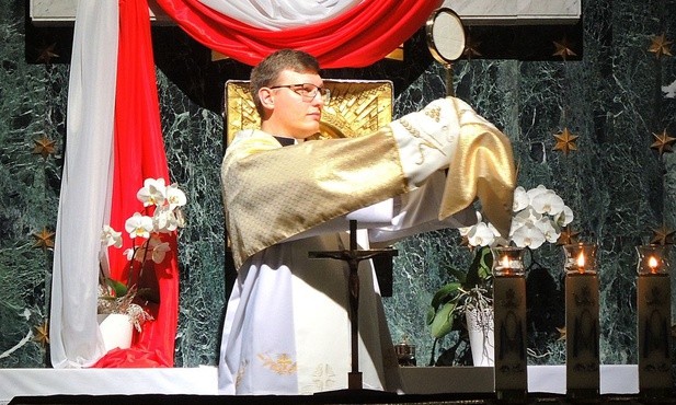 Na zakończenie spotkania, ks. Marcin Hałas pobłogosławił wszystkich Najświętszym Sakramentem