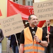 Ks. Stryczek stał się postacią rozpoznawalną w całej Polsce. Dlatego oskarżenia pod jego adresem były szeroko komentowane w mediach.