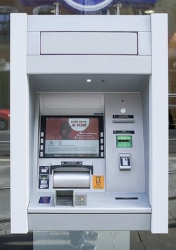Bankomat poza wypłatą pieniędzy pozwala także na dokonanie innych operacji. Można w nim np. aktywować kartę, nadać lub zmienić jej numer PIN, sprawdzić saldo rachunku czy doładować telefon komórkowy.