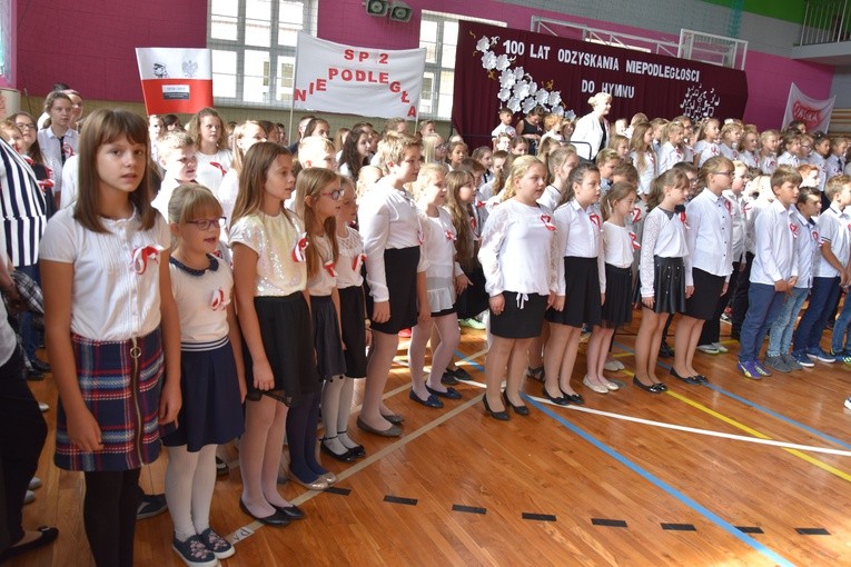 Imponujący chór młodych wyśpiewał hymn narodowy