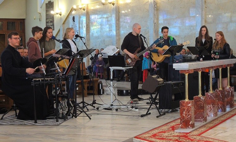 Wspólnota Mlodzi uwielbiają i zespół muzyczny Jemu prowadzą spotkania 17. Tygodnia z Ewangelią w bielskiej parafii św. Józefa
