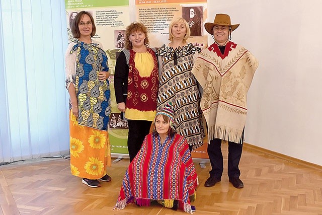 ▲	Uczestnicy byli podzieleni na grupy plemienne z różnych kontynentów. Tak wyglądali przedstawiciele Ameryki Południowej.