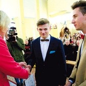 ◄	Łukasz Filip i Michał Kita ze szkoły w Ryglicach odebrali nagrody za zwycięstwo w konkursie na logo rodziny szkół.