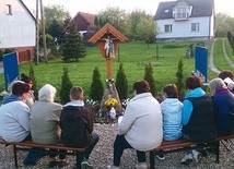 ▲	Nabożeństwo przy postawionej w 2014 roku przydrożnej kapliczce na skrzyżowaniu ulic Dunajcowej i Wędkarskiej w Tarnowie-Mościcach 