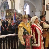 Za chwilę zostanie poświęcony sztandar Radomskiego Bractwa Strzelców Kurkowych. Z lewej Mariusz Fogiel