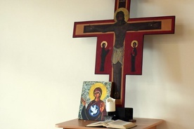 Krzyż i ikona stoją w czasie zajęć w centrum klasy.