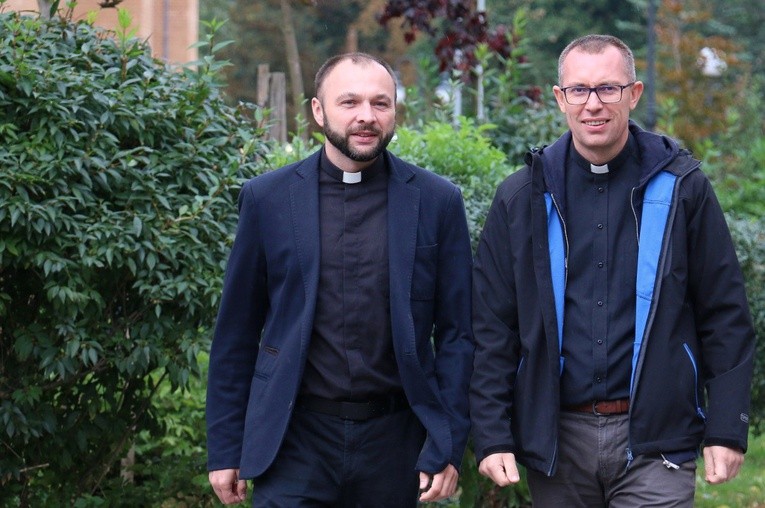 Księża Mariusz Wilk (z prawej) i Arkadiusz Bernat zapraszają na spotkania