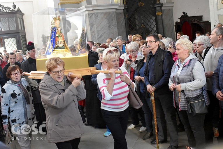 Pielgrzymka róż różańcowych do Barda Śląskiego