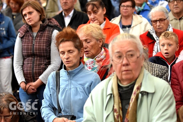 Pielgrzymka róż różańcowych do Barda Śląskiego