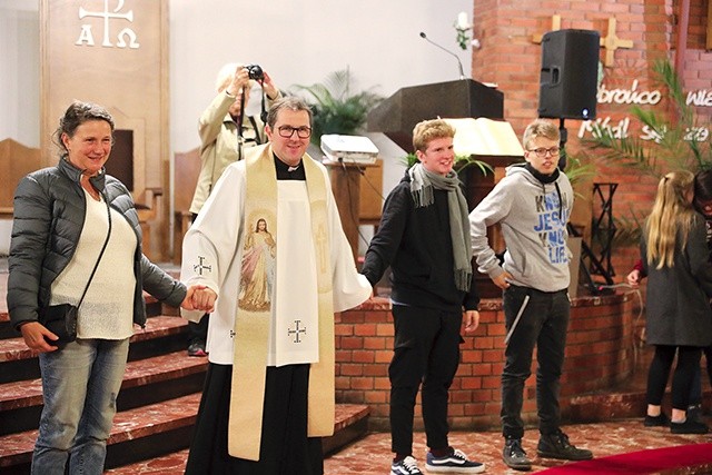 Młodzi u św. Maksymiliana modlili się z ks. M. Mendrzakiem.