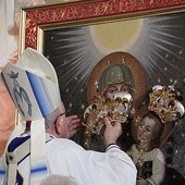 ▲	Abp Stanisław Budzik nałożył korony Maryi i Dzieciątku. 