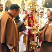 ▲	Biskup Jeż sypie kadzidło do brzeskiej botafumeiro – kadzielnicy  na wzór tej z Santiago de Compostela.