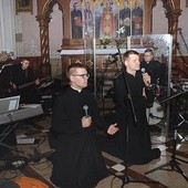 Oprawę muzyczną spotkania przygotował zespół księży  Jak Najbardziej.