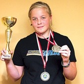 ▼	Klaudia trenuje w wyszkowskim klubie „Family gym” i z dumą prezentuje medale i puchary.