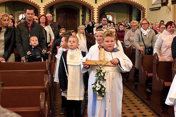 Dzieci wniosły do kościoła duży drewniany różaniec.