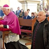 Przed Mszą św. bp Ignacy wraz z ks. Jackiem Biernackim, proboszczem parafii, modlili się za wstawiennictwem św. Jana Pawła II.
