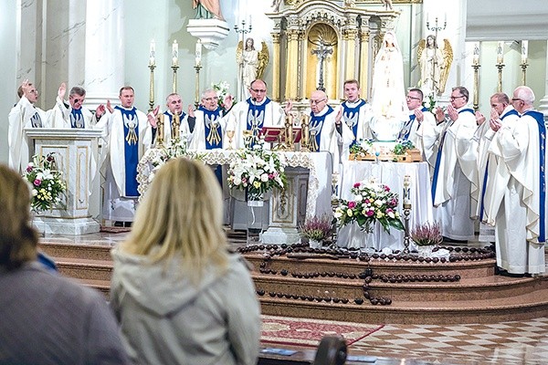 Przy ołtarzu zgromadzili się księża ze wszystkich parafii z dekanatu.