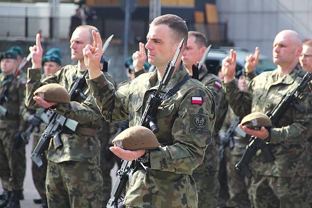 ▲	Nowi żołnierze służą w batalionie lekkiej piechoty w Gliwicach.