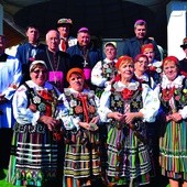 Wspólnota z Lubochni przybyła w regionalnych strojach.