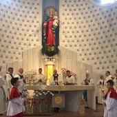 Kapłani przy ołtarzu ofiarnym w czasie uroczystej Mszy św.