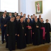 Pamiątkowa fotografia alumnów I roku z księżmi biskupami i częścią zarządu WSD