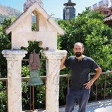 O. Paolo Pugliese  przy dzwonnicy  domu kapucynów.  W tle minaret.